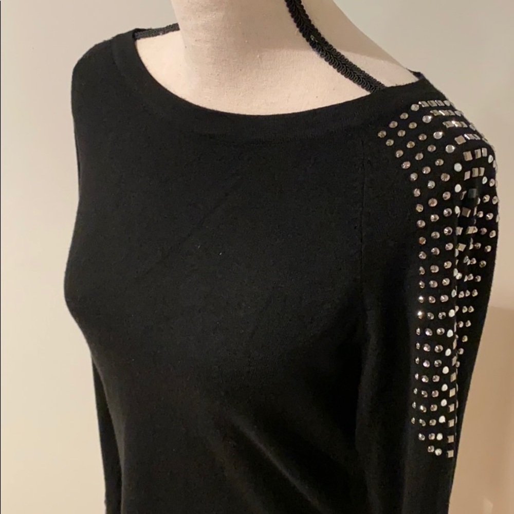 Beautiful sweater - Picture 2 of 5